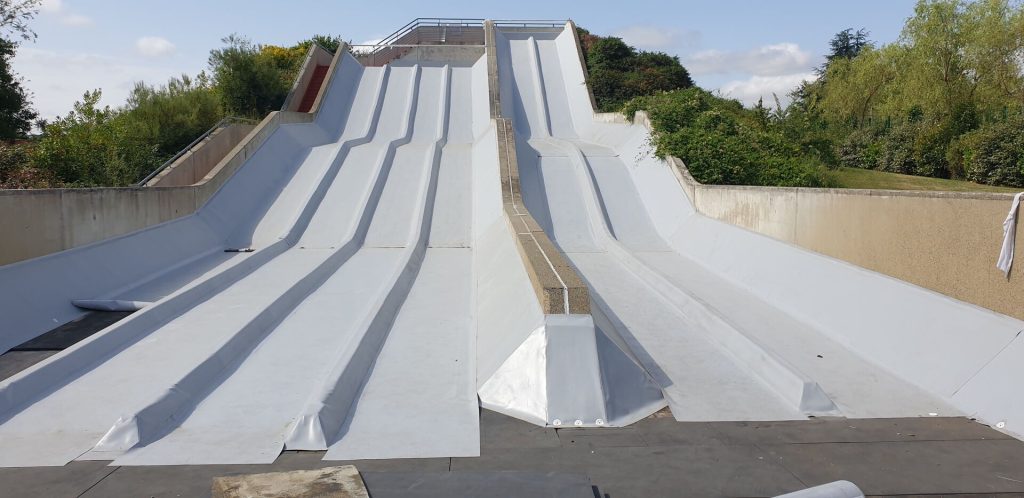 Détail Pose Toboggan Application de la membrane PVC armée sur les pistes d'un