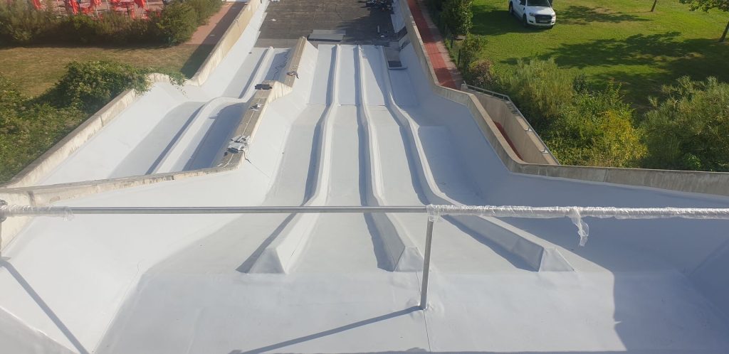 Rénovation d'un toboggan multi-pistes avec membrane