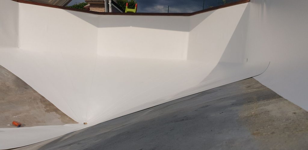 Pose du liner armé blanc sur les parois et le