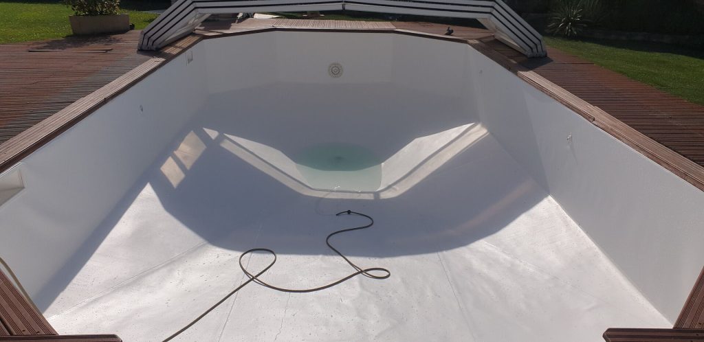 Piscine résidentielle terminée avec PVC armé blanc et début