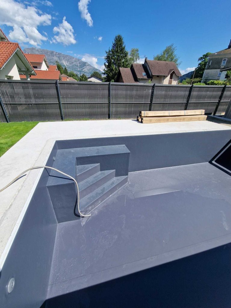 Piscine Moderne PVC Anthracite Intérieur de piscine avec PVC armé gris anthracite et vue sur
