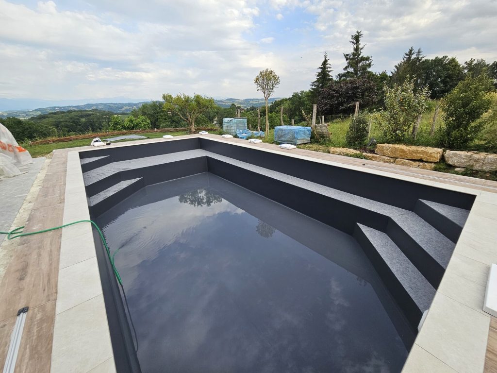Piscine moderne avec membrane armée gris