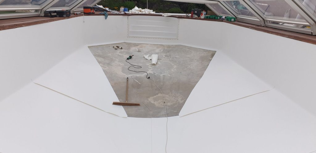 Préparation du fond de la piscine avant la pose finale