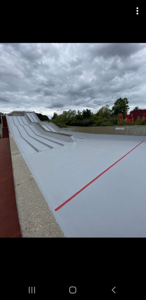 Vue d'ensemble du toboggan aquatique après la rénovation