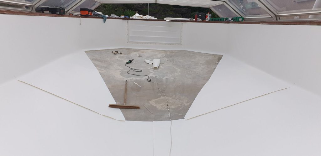 Vue intérieure d'une piscine en cours de revêtement PVC
