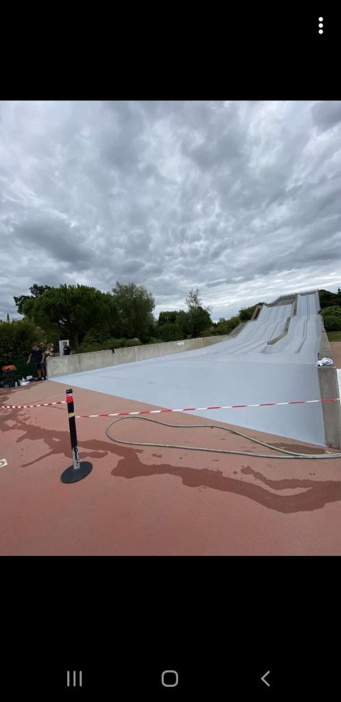 Vue d'ensemble depuis le bas des pistes d'un toboggan aquatique