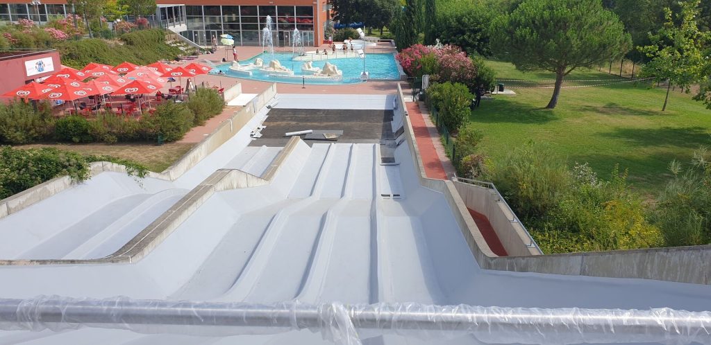 Vue du haut d'un toboggan aquatique en cours de